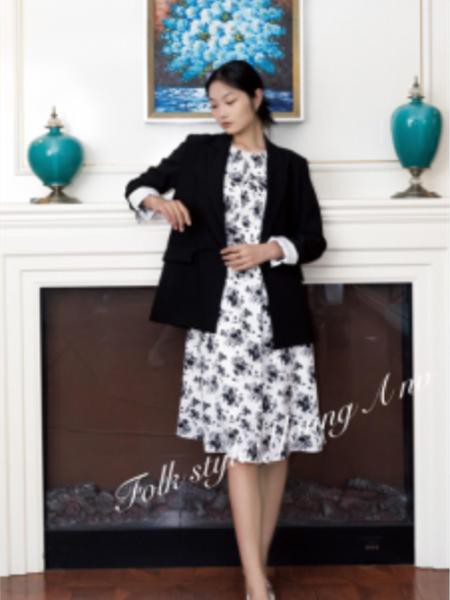 籽木一桐2022秋冬季白色连衣裙