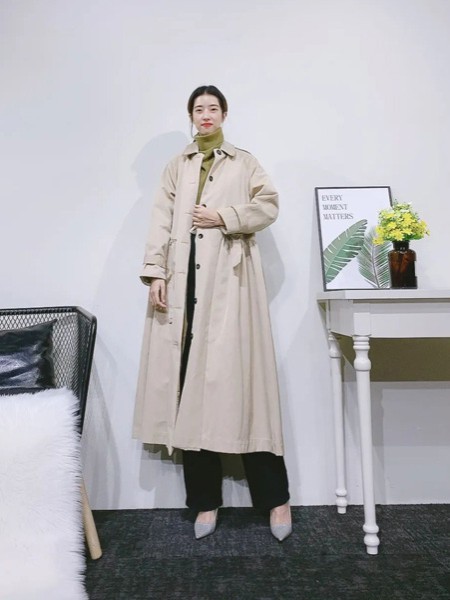 紫布语女装2022秋冬季米色风衣