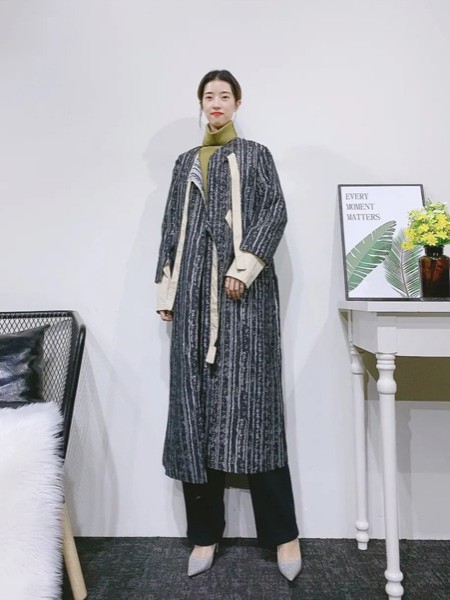 紫布语女装2022秋冬季黑色大衣