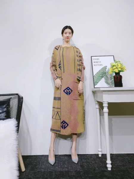 紫布语女装2022秋冬季棕色大衣