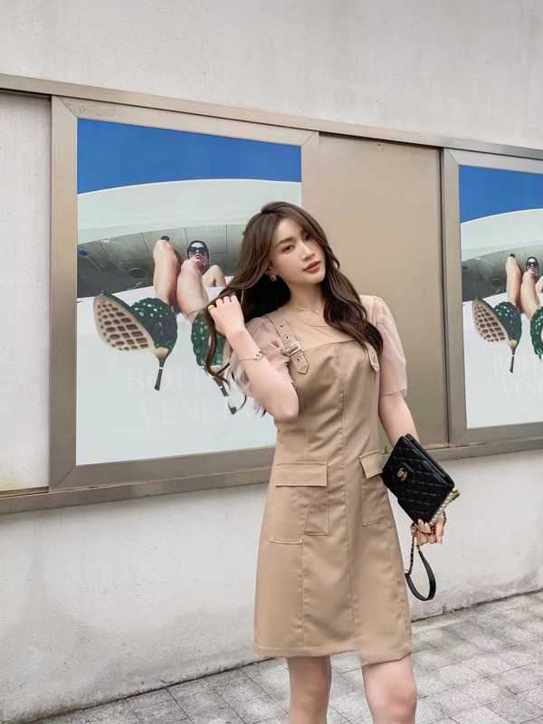 莎融女装2022春夏季卡其色连衣裙