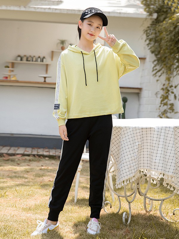 米珂凯蒂童装2022秋冬季黄色卫衣