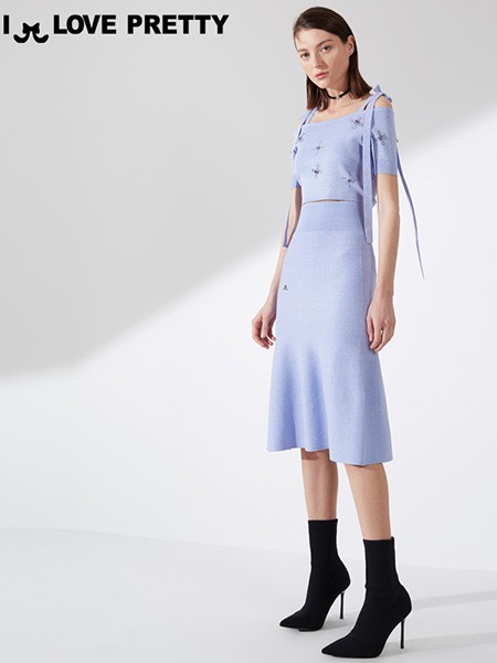 我爱漂亮2022秋冬季蓝色连衣裙