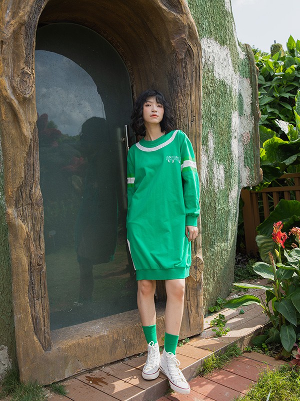​MO·陌女装2022秋冬季绿色连衣裙