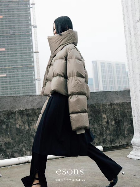 爱城市女装2022秋冬季棕色羽绒服