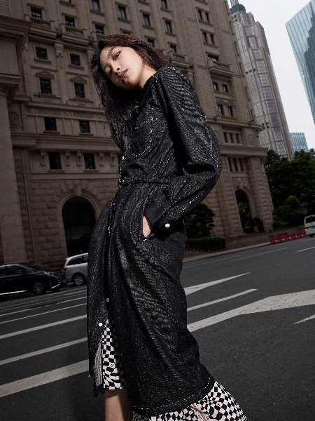 爱城市女装2022秋冬季黑色风衣