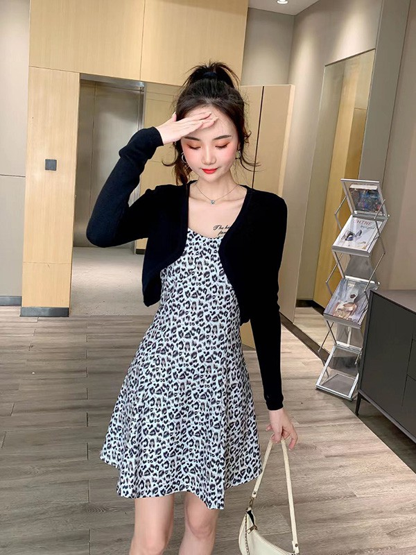 俏米图2022秋冬季白色吊带裙