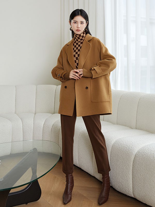 曼秀缤纷女装2022秋冬季卡其色大衣