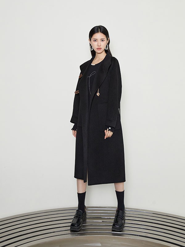 曼秀缤纷2022秋冬季黑色大衣