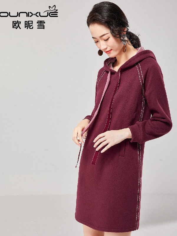 欧昵雪女装2022春夏季酒红色卫衣