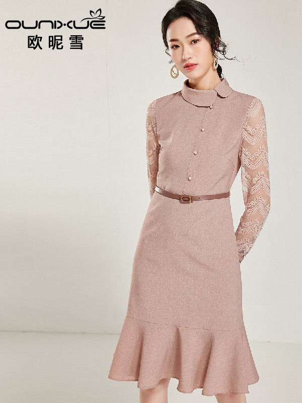 欧昵雪女装2022春夏季裸色连衣裙