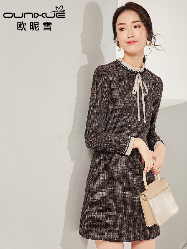 欧昵雪女装2022春夏季黑色连衣裙