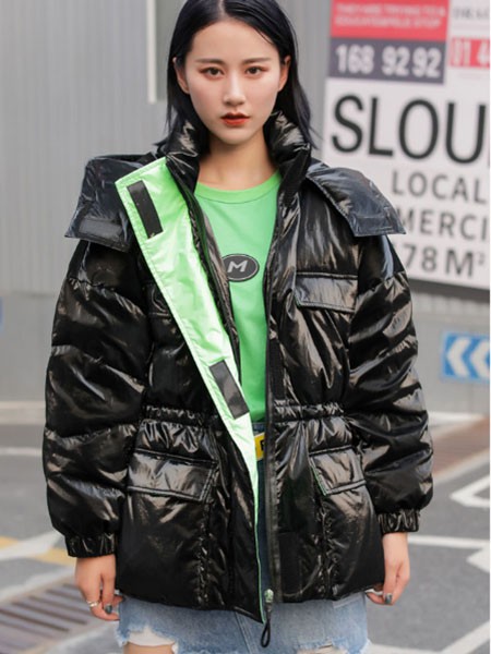 艾尚雪羽绒服2022秋冬季绿色T恤