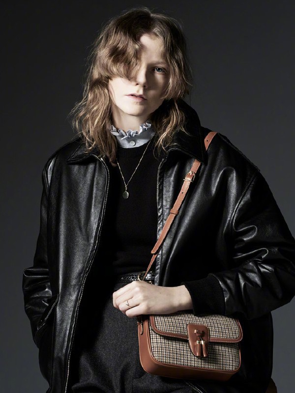 赛琳女装2022秋冬季黑色皮衣