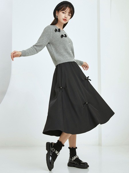 朵以女装2022秋冬季灰色针织衫