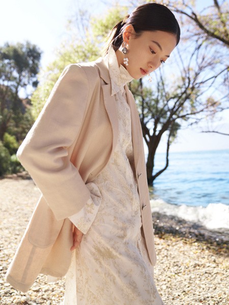 茵曼女装2022秋冬季米色大衣