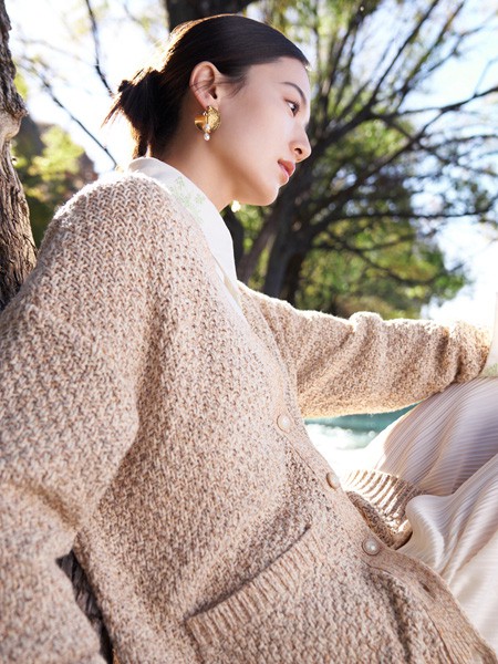 茵曼女装2022秋冬季米色毛衣