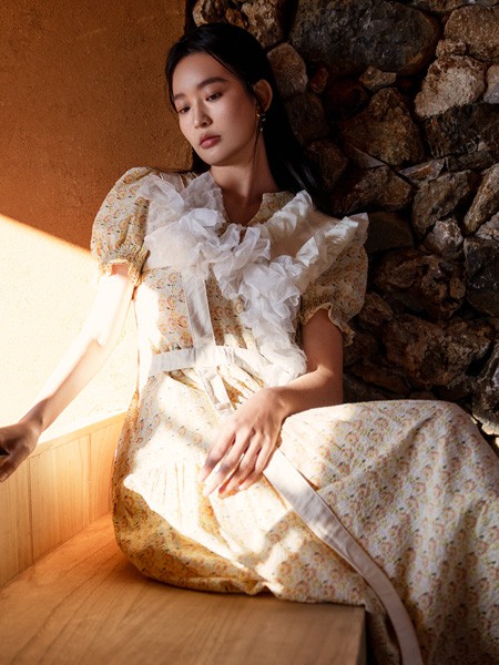 茵曼女装2022秋冬季白色连衣裙