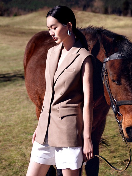 茵曼女装2022秋冬季驼色西装