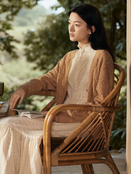 茵曼女装2022秋冬季米色毛衣