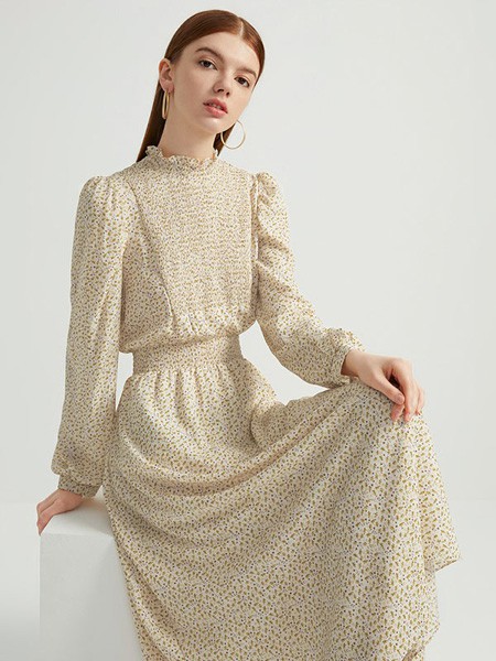 音菲梵女装2022秋冬季米色连衣裙