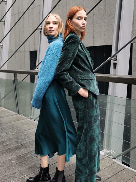 思忆说女装2022秋冬季蓝色毛衣