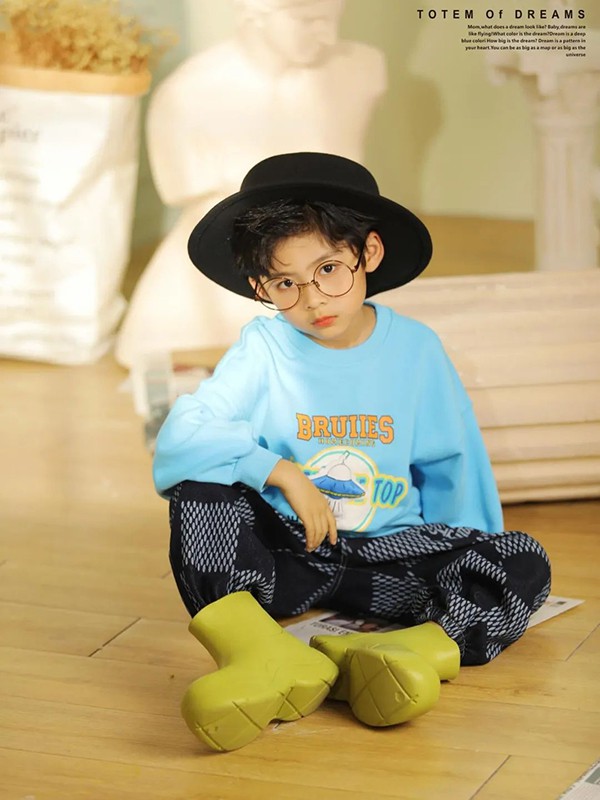 YUTU羽图童装2022秋冬季浅蓝色卫衣