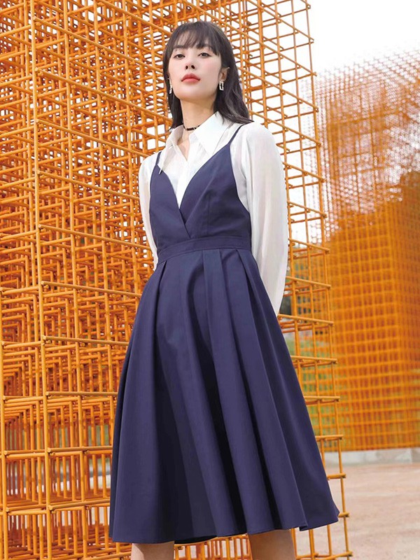 点占2023春夏季藏蓝色吊带裙