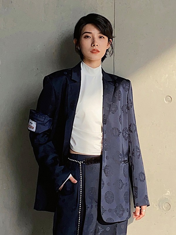 有尾女装2023春夏季白色针织衫