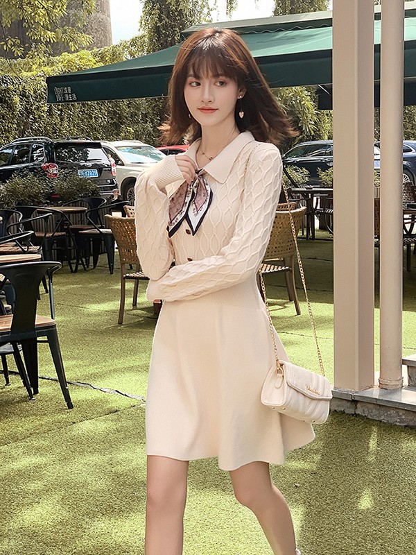 爱泰女装2022秋冬季米色连衣裙