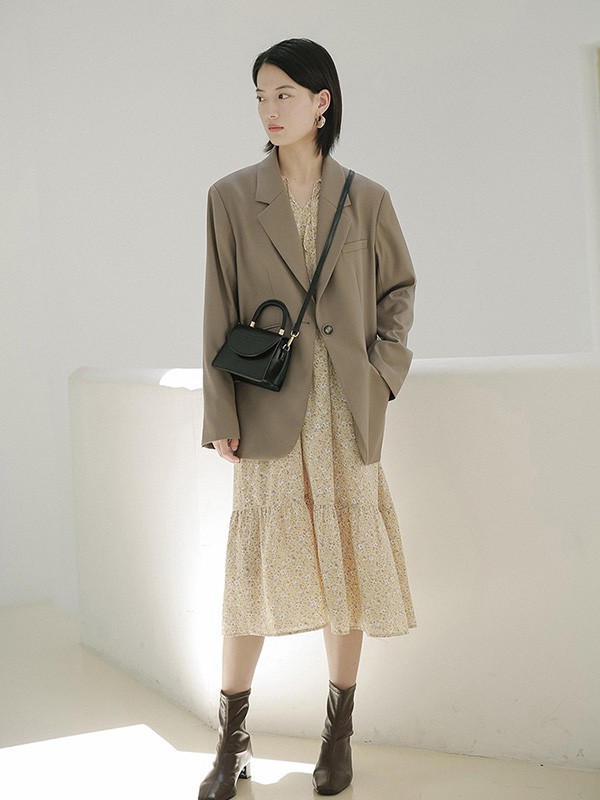 欧可芮2022秋冬季米色连衣裙