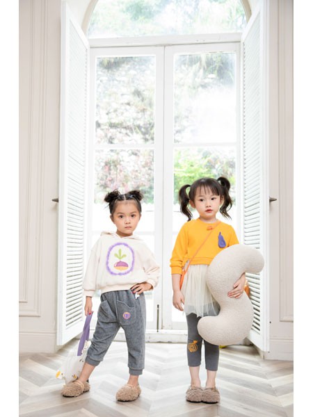 拉珐咪啦童装2022秋冬季白色T恤