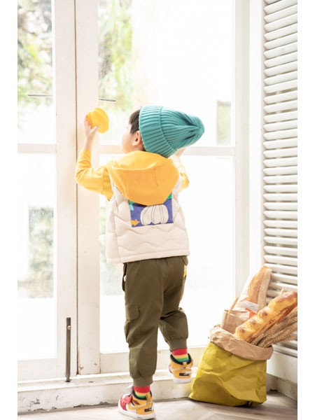 拉珐咪啦童装2022秋冬季白色马夹