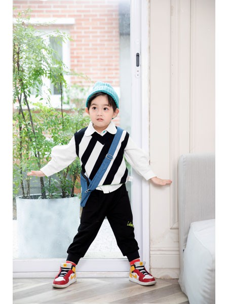 拉珐咪啦童装2022秋冬季白色衬衫