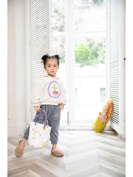 拉珐咪啦童装2022秋冬季白色T恤