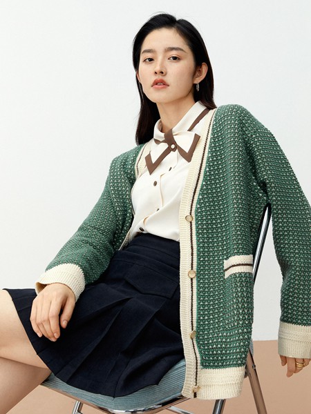 衣莱尔女装2022秋冬季黑色百褶裙