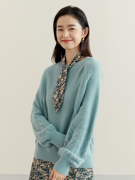 衣莱尔女装2022秋冬季蓝色毛衣