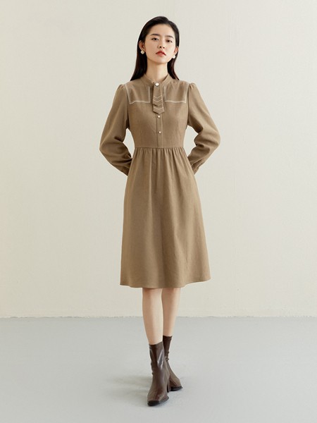 衣莱尔女装2022秋冬季卡其色连衣裙