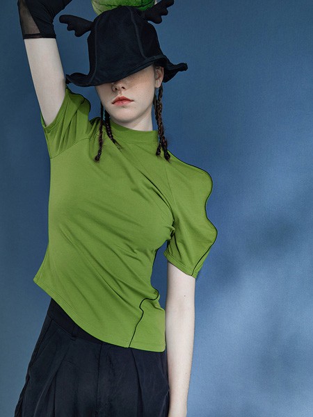 日着女装2023春夏季绿色T恤