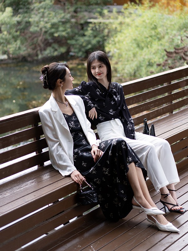 艾莱依羽绒服2023春夏季黑色连衣裙