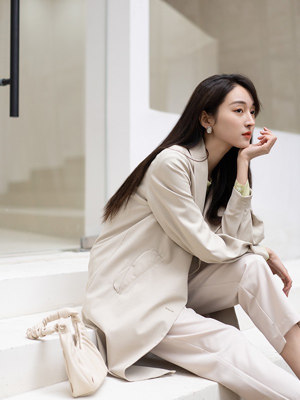 艾莱依羽绒服2023春夏季白色西装