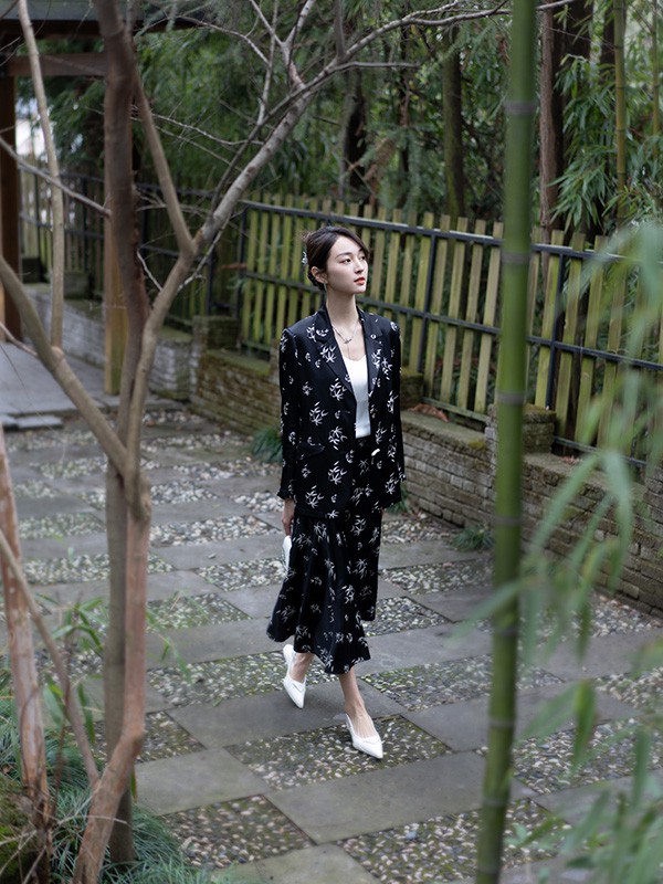 艾莱依羽绒服2023春夏季黑色长裙