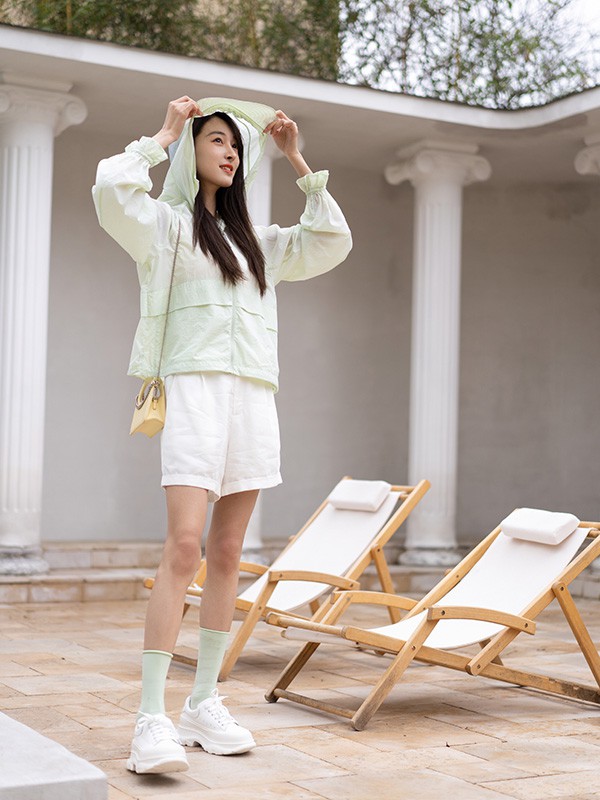 艾莱依羽绒服2023春夏季白色短裤