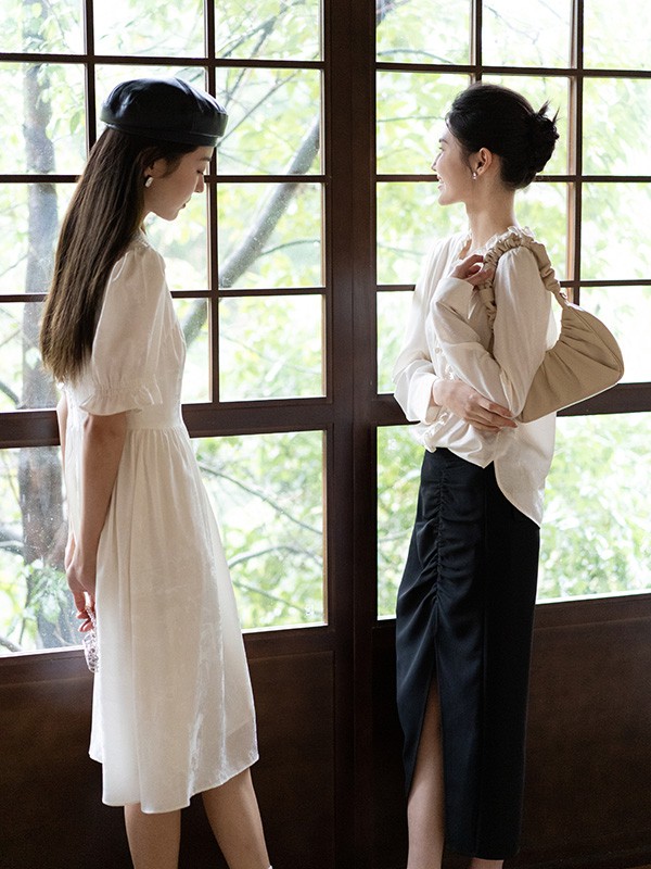 艾莱依羽绒服2023春夏季白色连衣裙