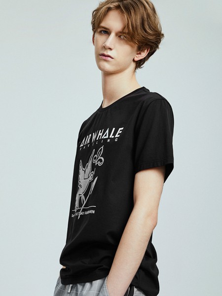 马克华菲2023春夏季黑色T恤