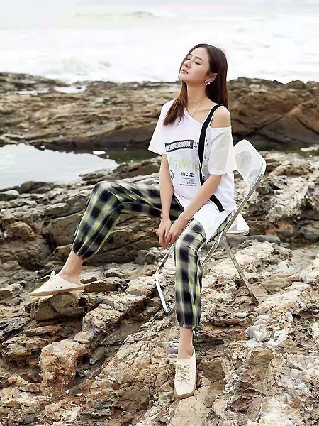 衣之吻女装2023春夏季白色T恤