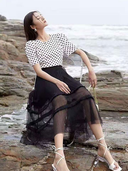 衣之吻女装2023春夏季白色T恤