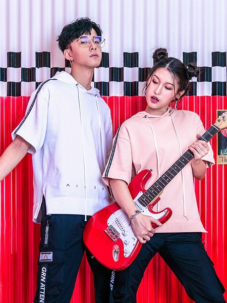 贵人鸟2023春夏季粉色卫衣