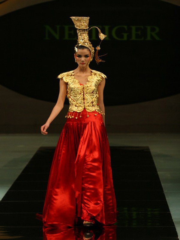 东北虎皮革2023春夏季红色连衣裙