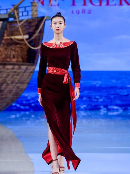 东北虎皮革2023春夏季酒红色连衣裙
